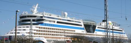 Warnemünde Passagierkai, Kreuzfahrschiff AIDA Bella vor der Schiffstaufe