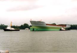Neptun Werft  das letzte vom Stapel gelassene Frachtschiff wird von zwei Schleppern geleitet